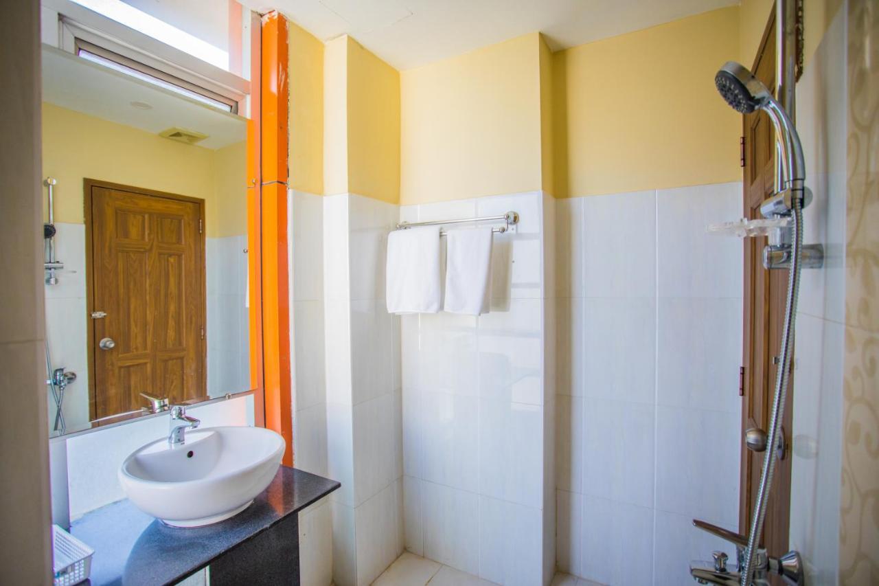 Golden Gate China Town Hotel Янгон Экстерьер фото