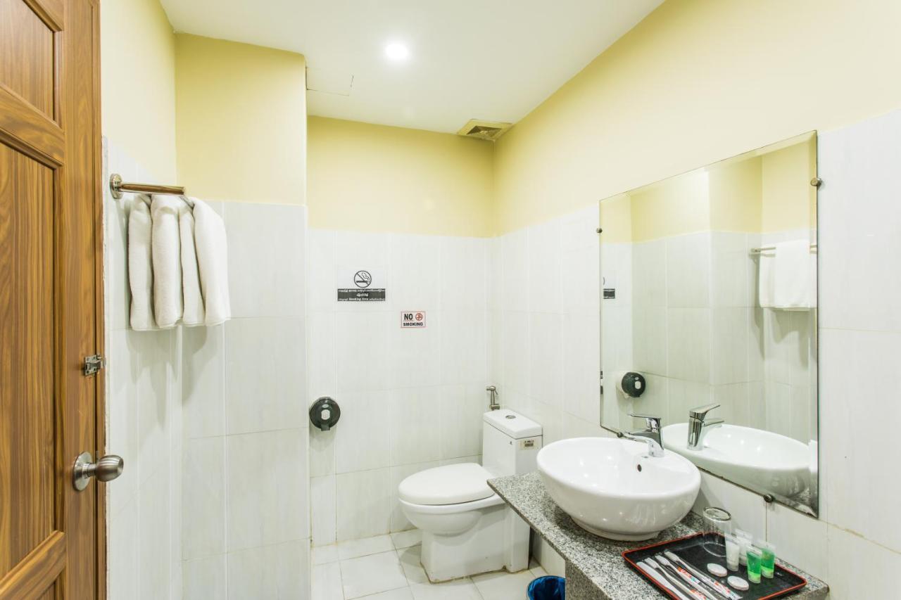 Golden Gate China Town Hotel Янгон Экстерьер фото